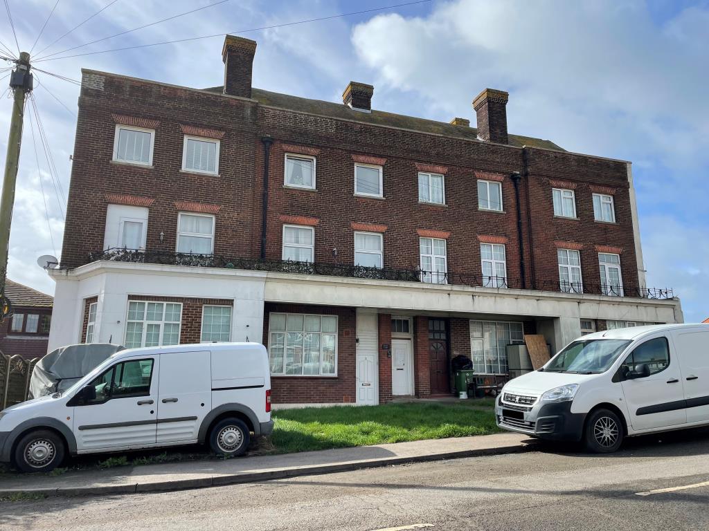 Lot: 66 - TWO-BEDROOM FLAT FOR REFURBISHMENT - Front of block of flats